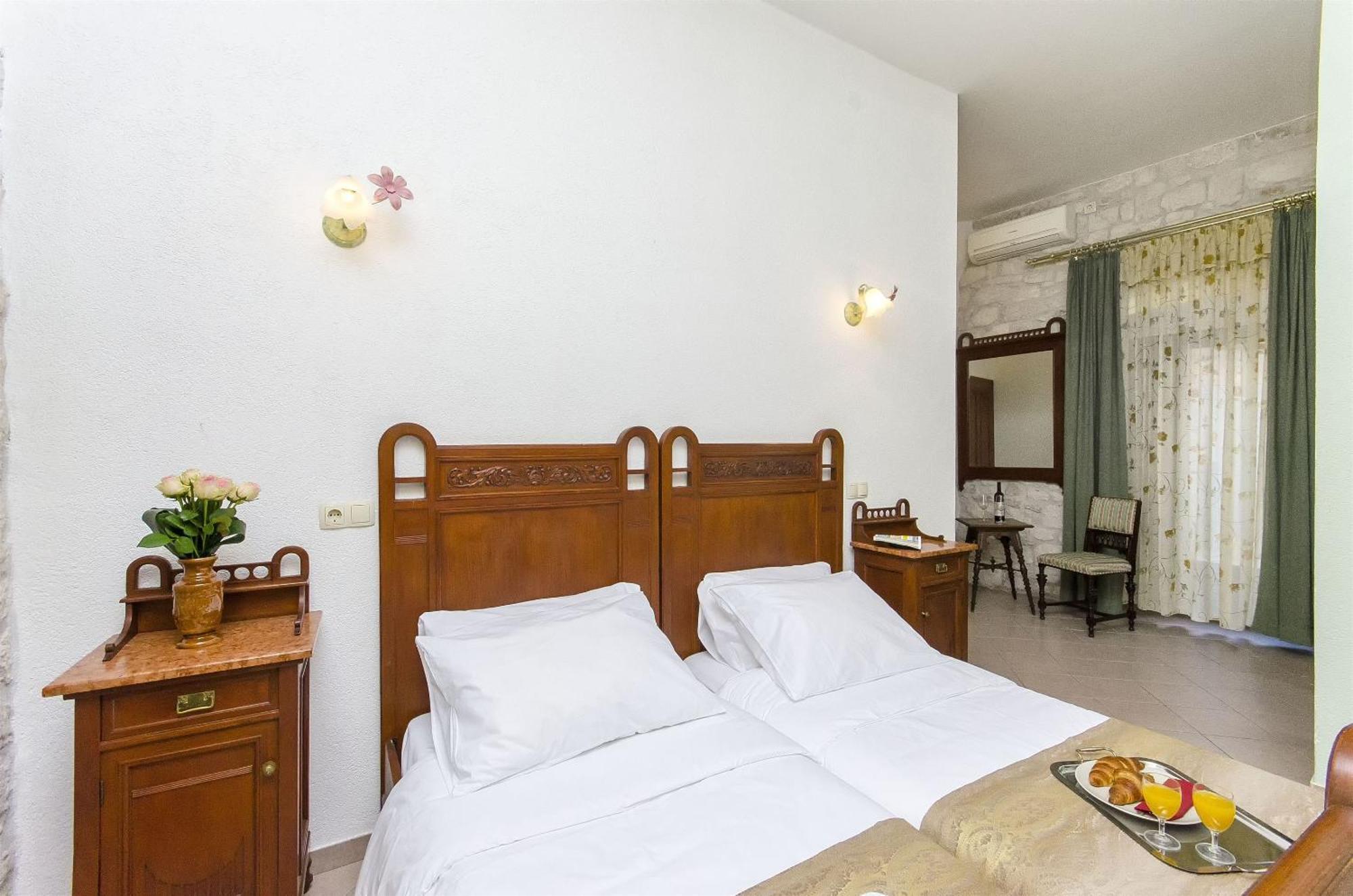 พาเลซ เดรอสซี Bed & Breakfast โตรกีร์ ภายนอก รูปภาพ