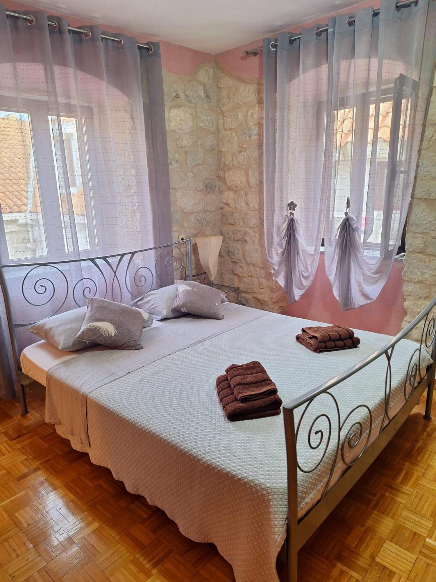 พาเลซ เดรอสซี Bed & Breakfast โตรกีร์ ภายนอก รูปภาพ