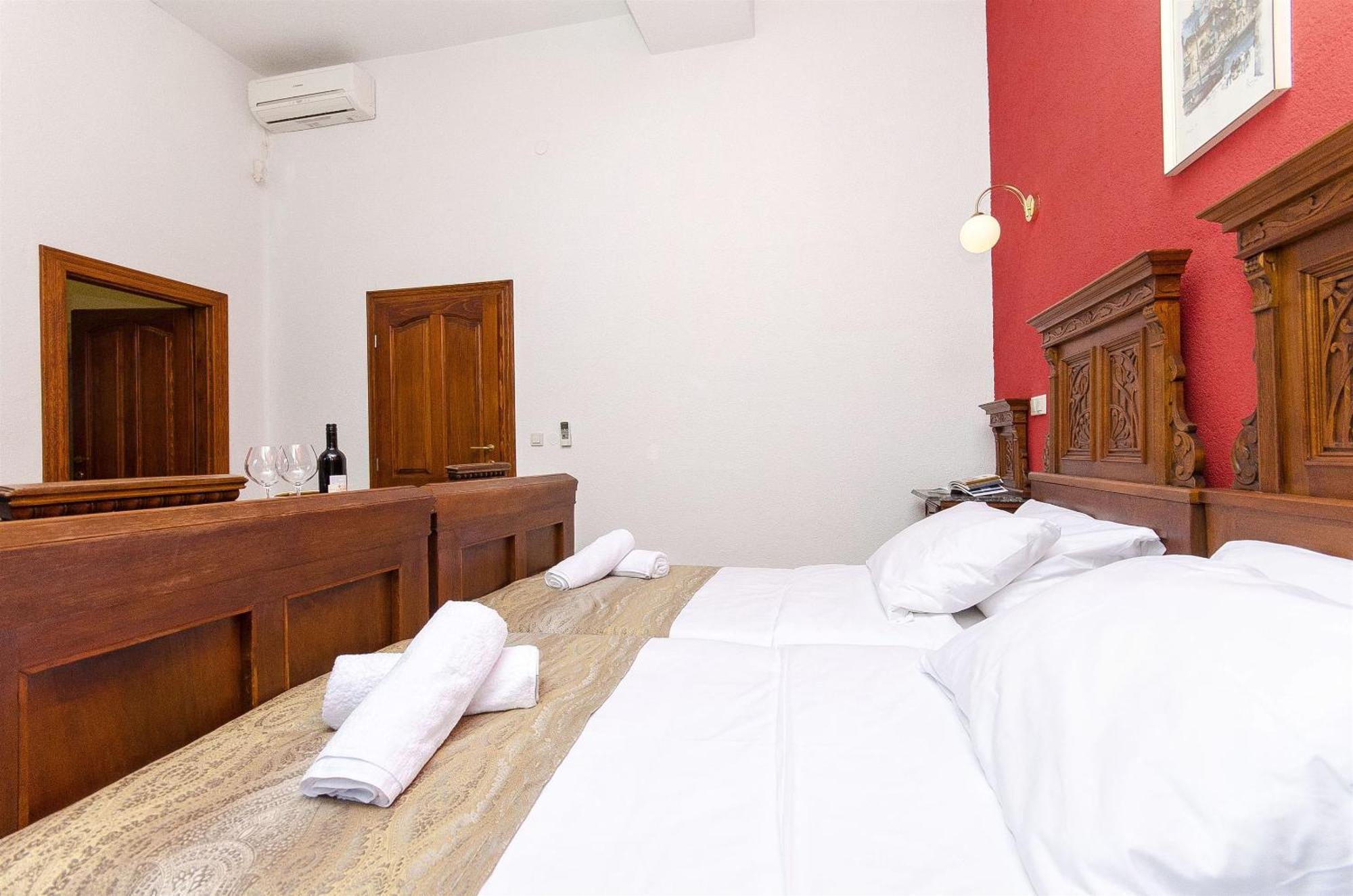 พาเลซ เดรอสซี Bed & Breakfast โตรกีร์ ภายนอก รูปภาพ